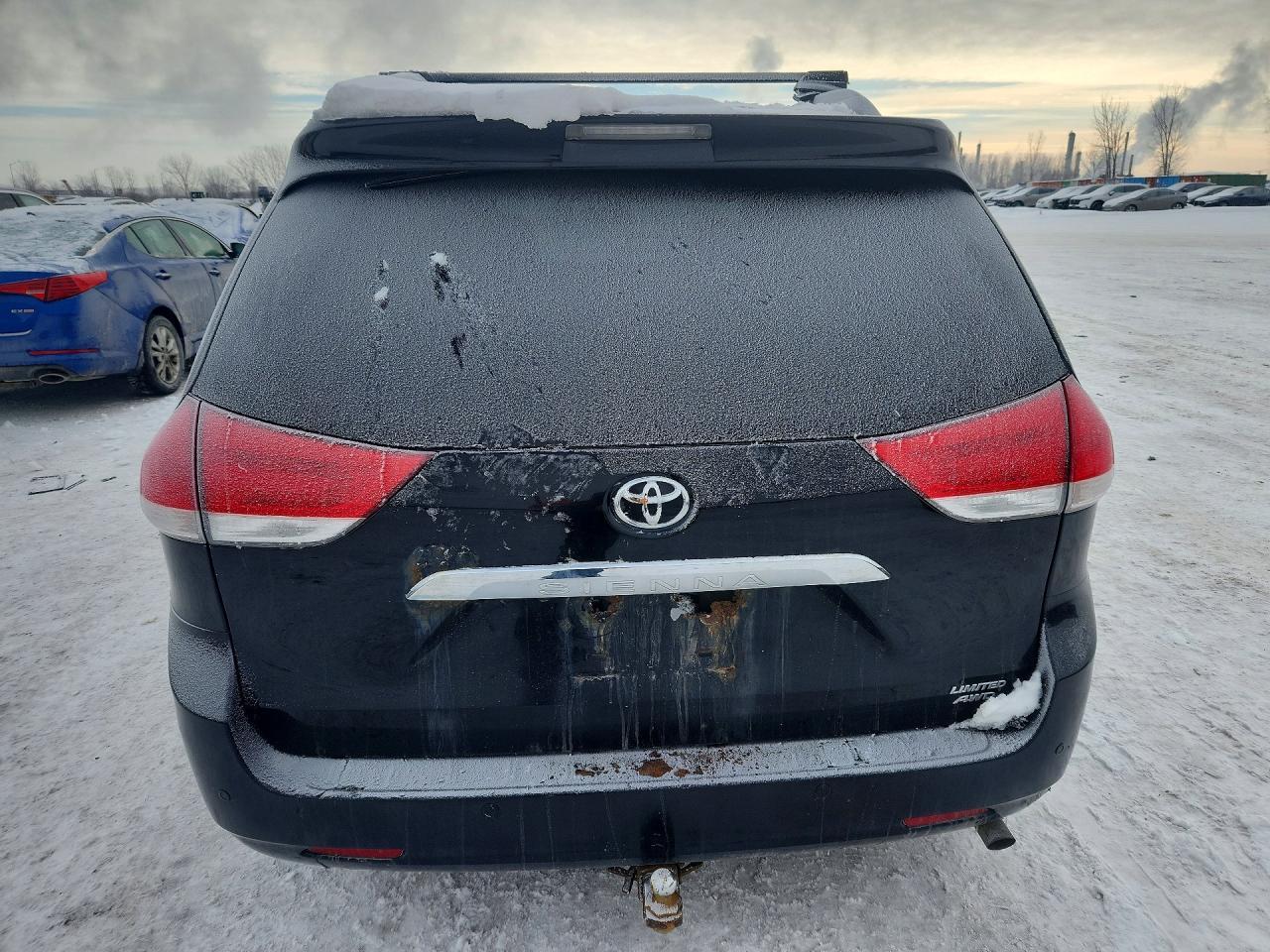 2011 TOYOTA SIENNA