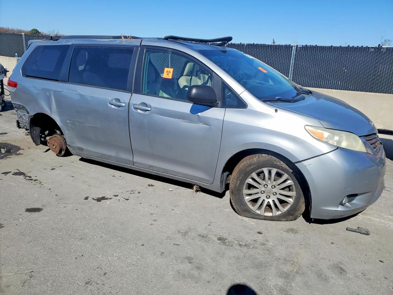 2011 TOYOTA SIENNA