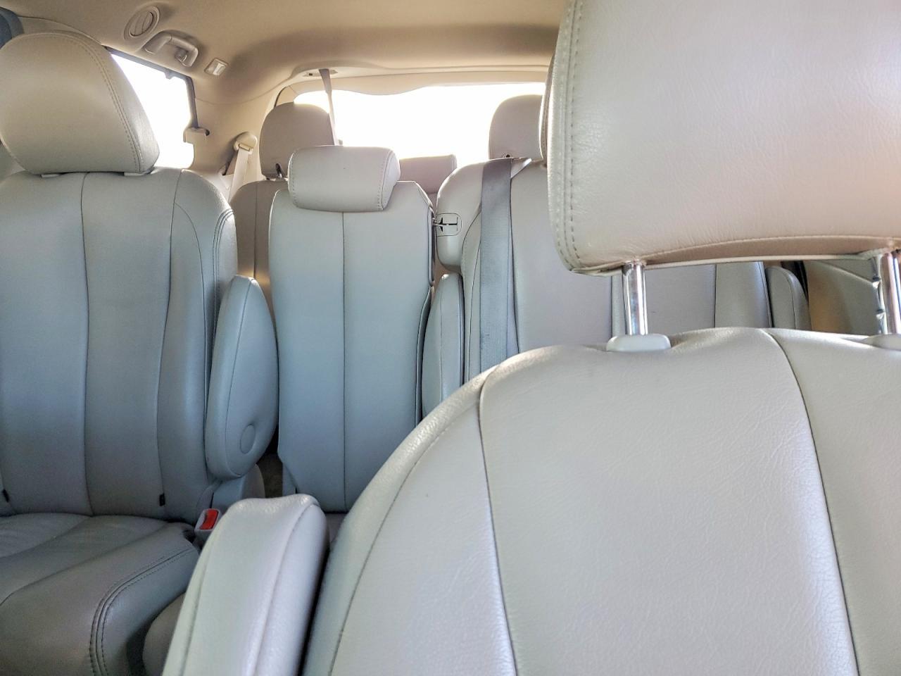 2011 TOYOTA SIENNA