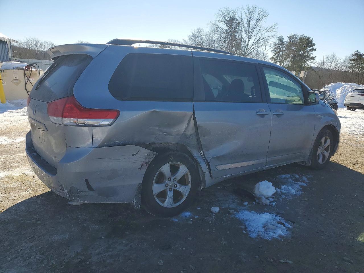 2011 TOYOTA SIENNA