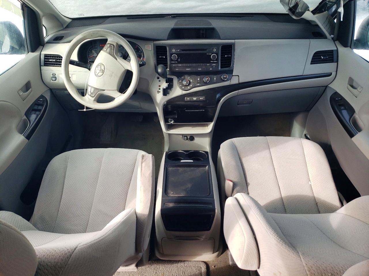 2011 TOYOTA SIENNA