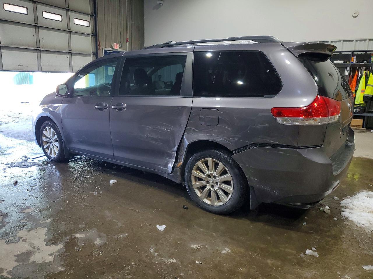 2011 TOYOTA SIENNA