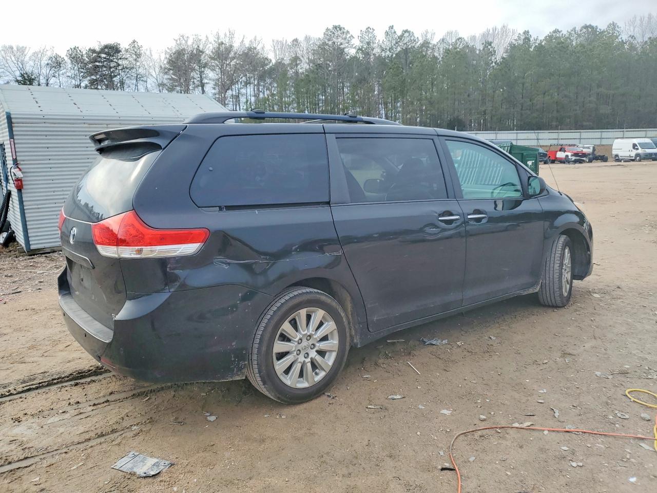 2013 TOYOTA SIENNA