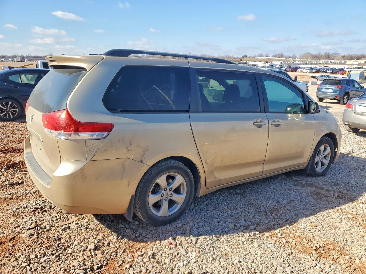2011 TOYOTA SIENNA