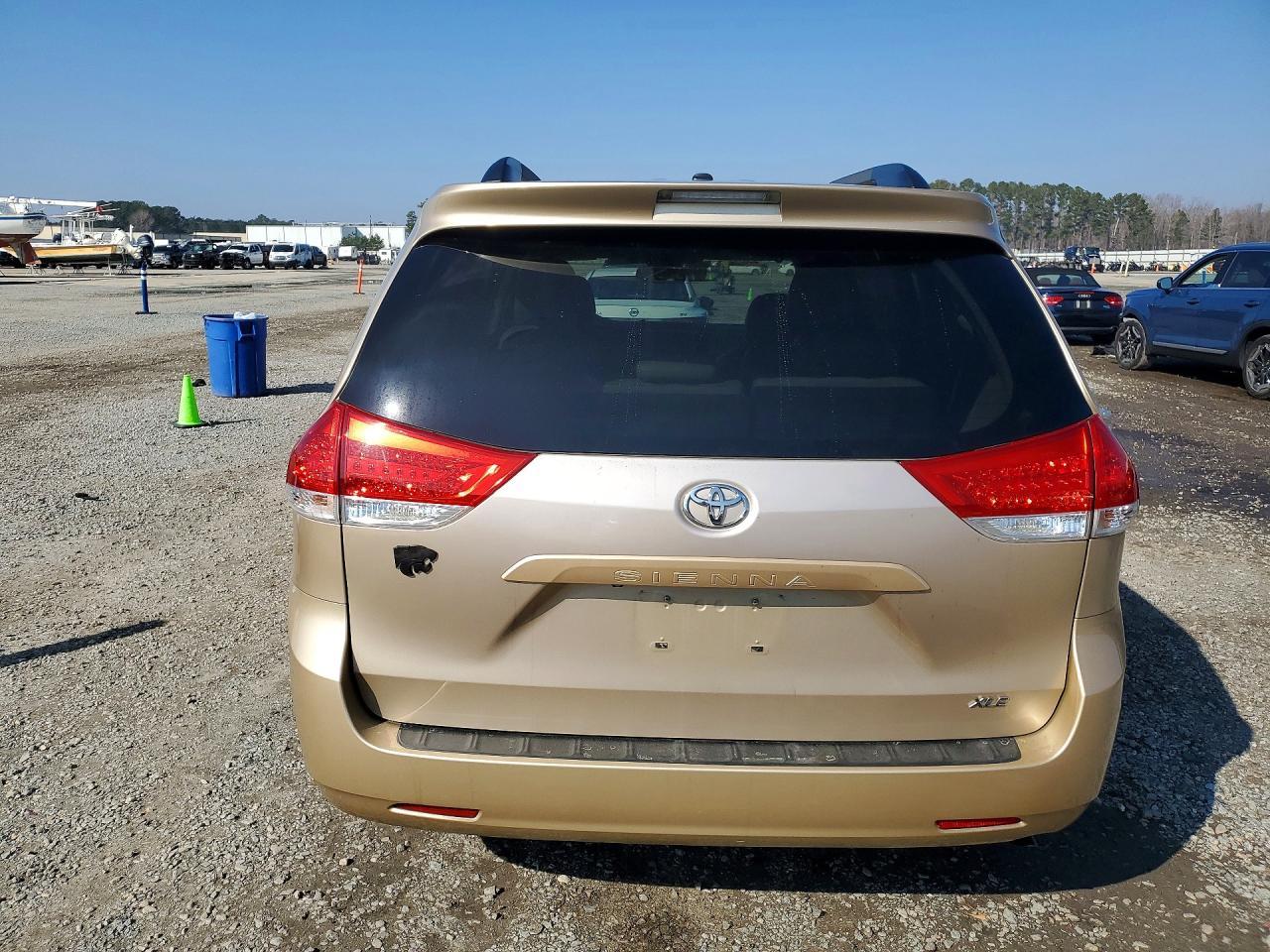 2011 TOYOTA SIENNA