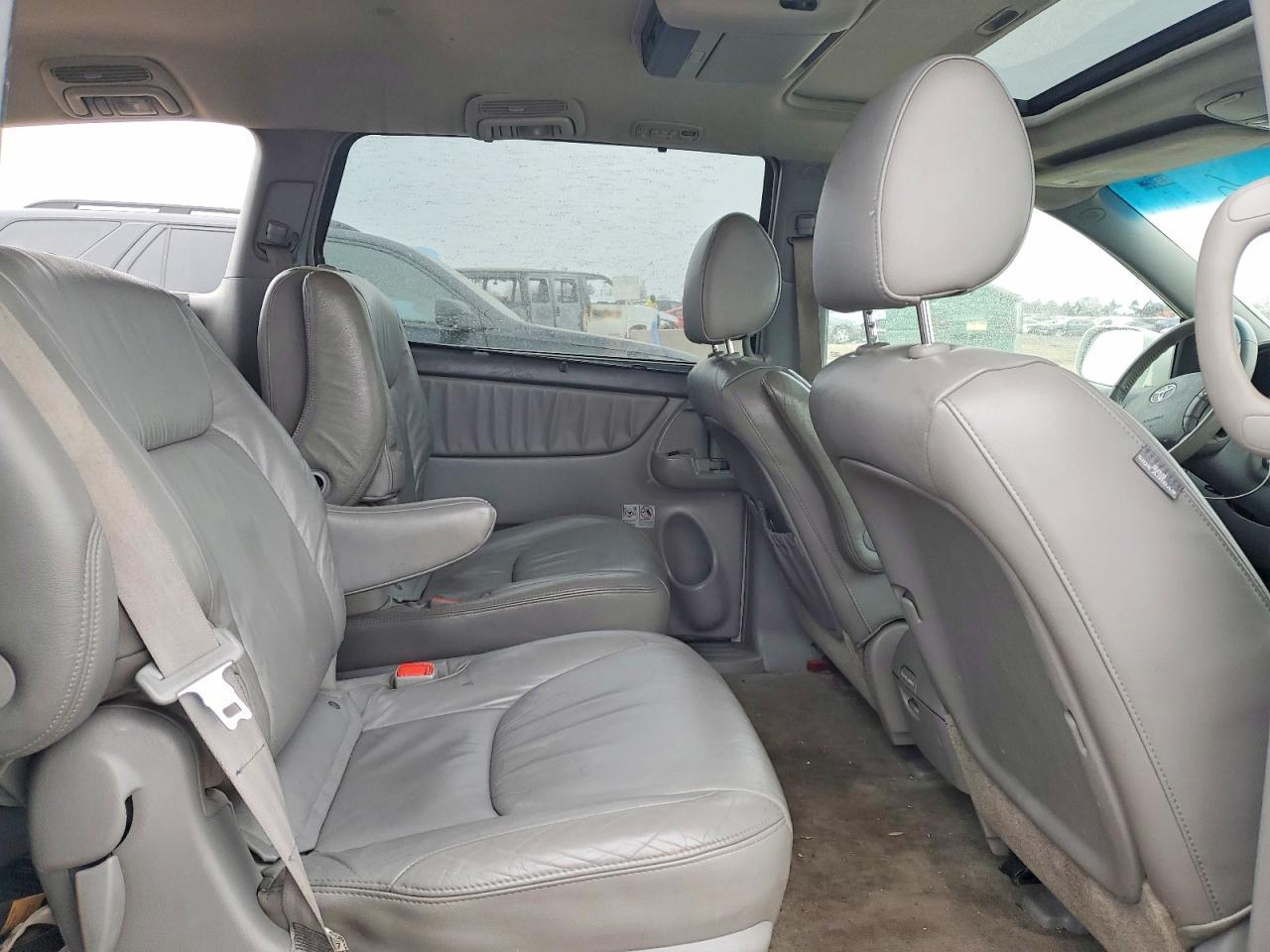 2010 TOYOTA SIENNA