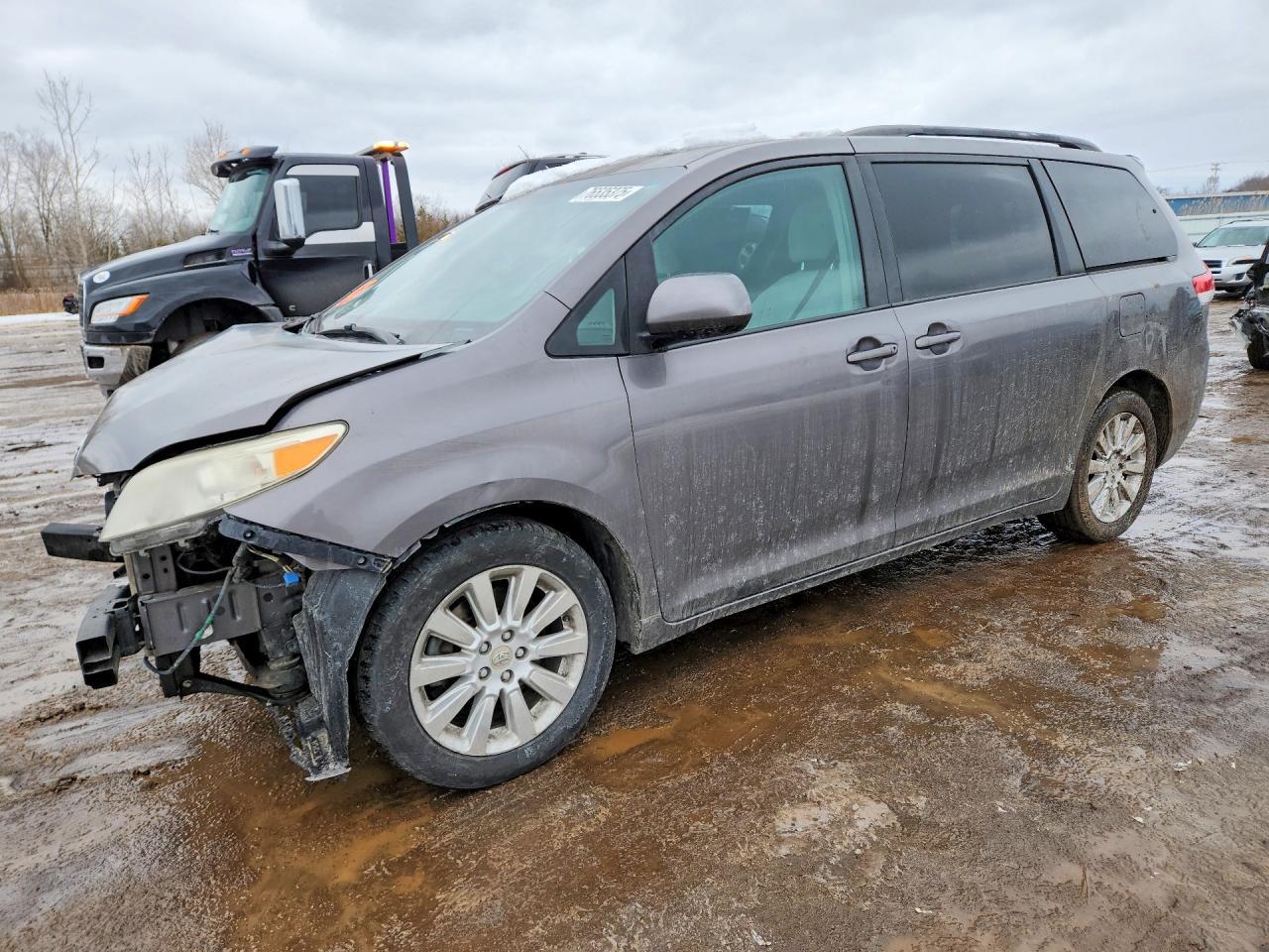 2011 TOYOTA SIENNA