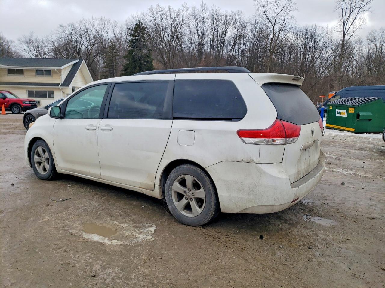 2011 TOYOTA SIENNA