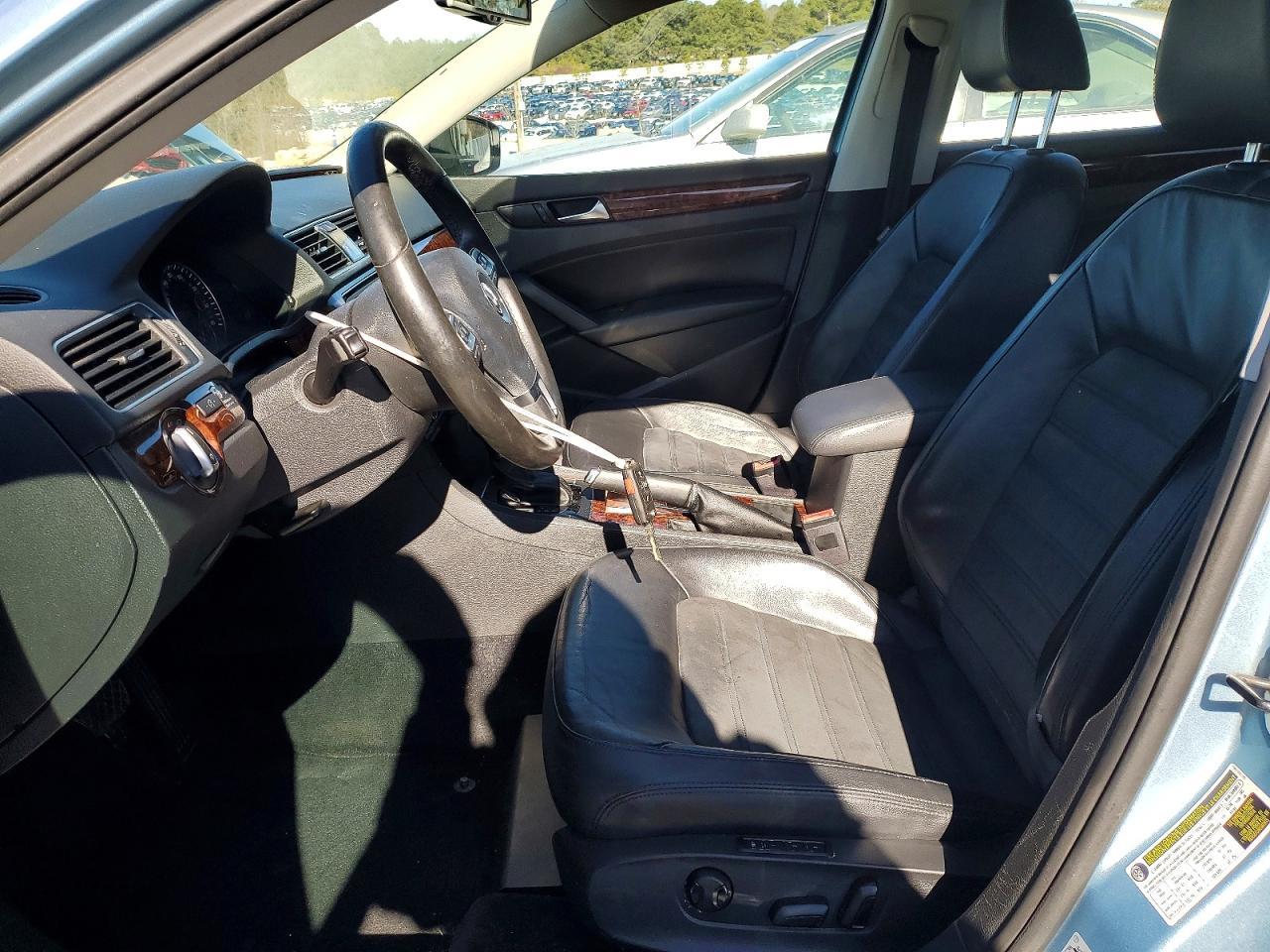 2012 VOLKSWAGEN Passat
