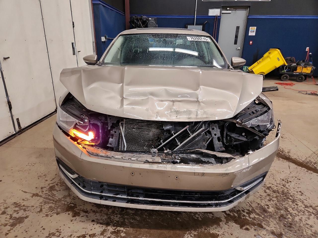 2016 VOLKSWAGEN Passat