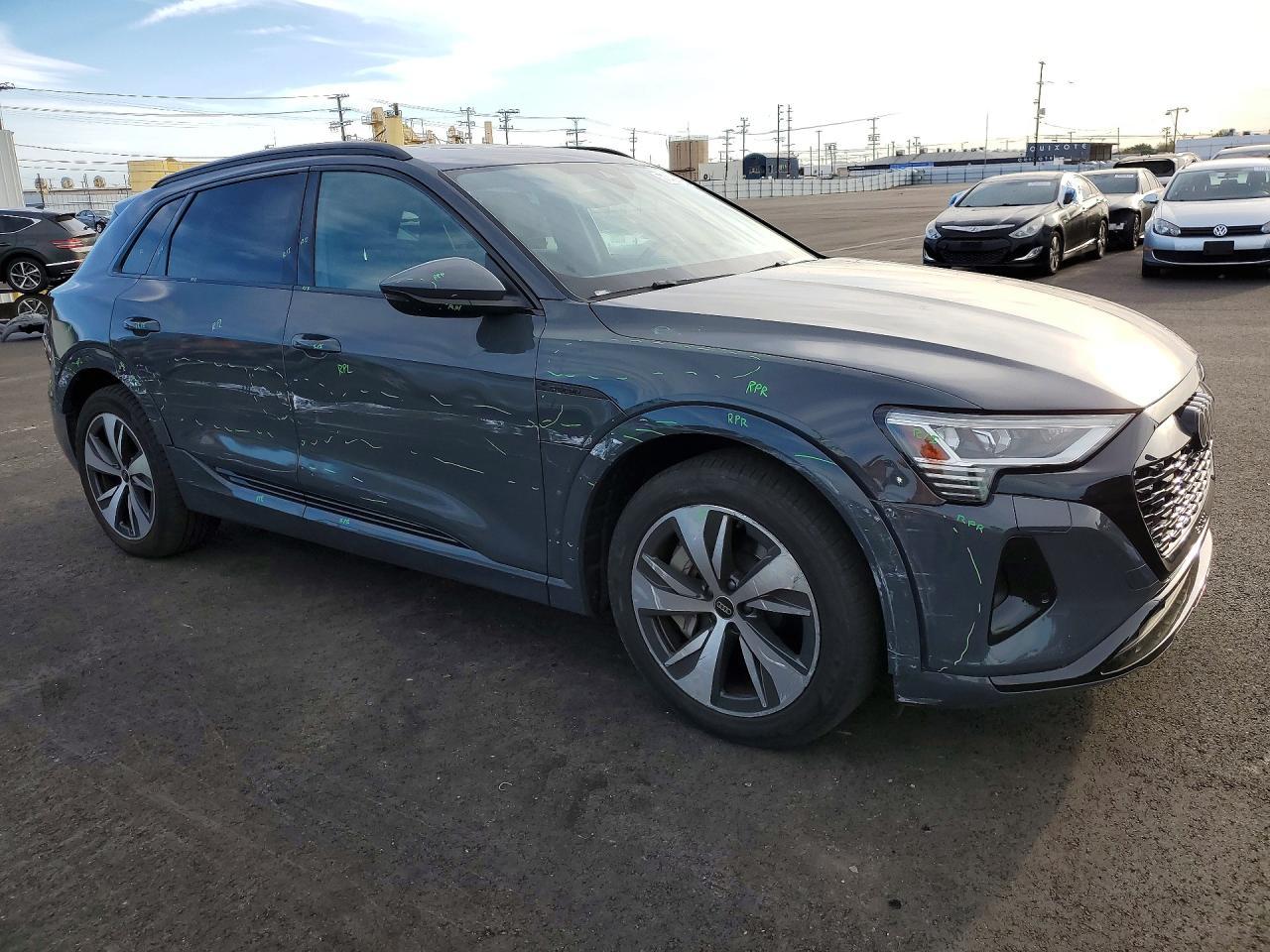 2024 AUDI Q8