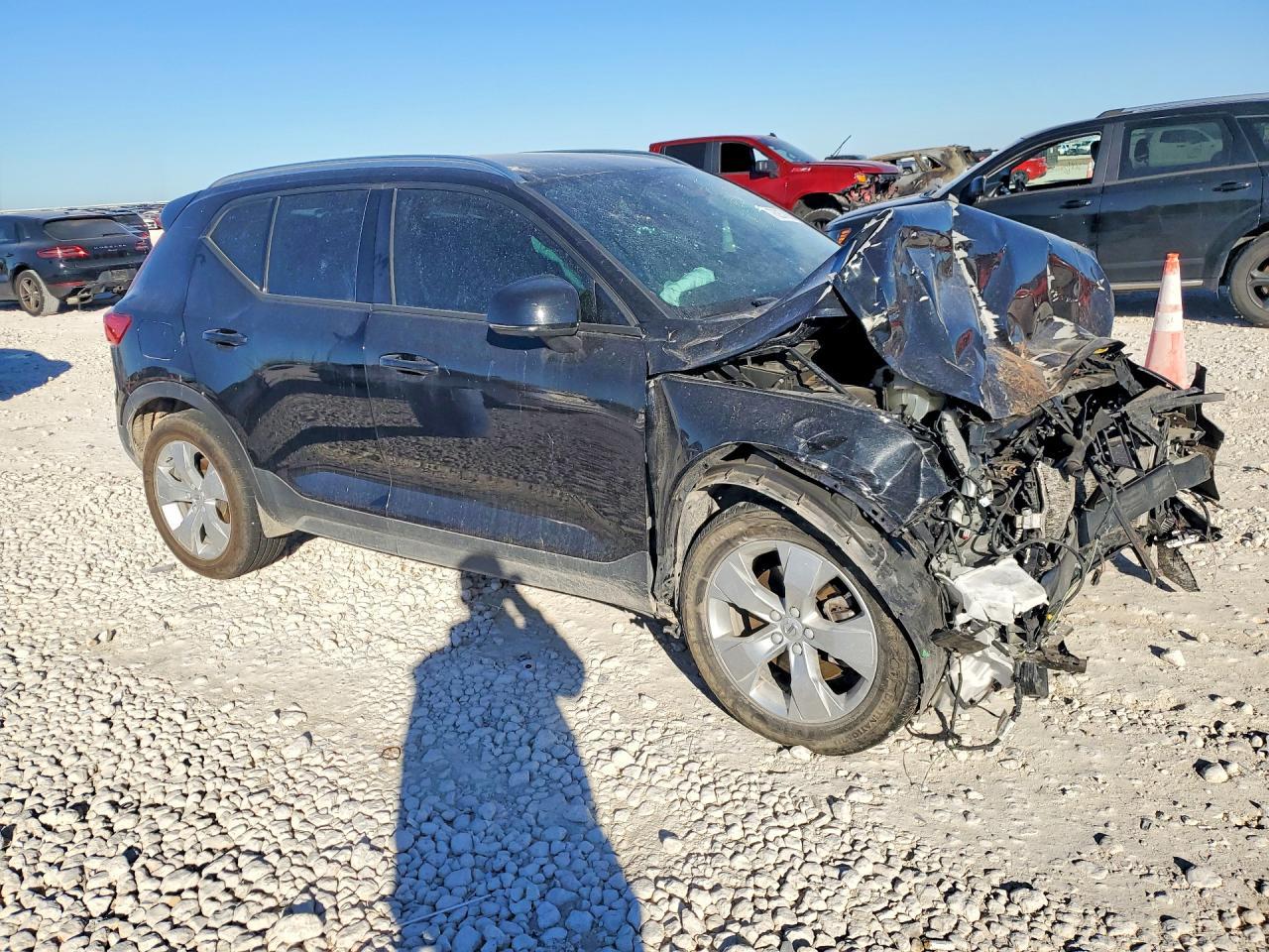 2022 VOLVO XC40