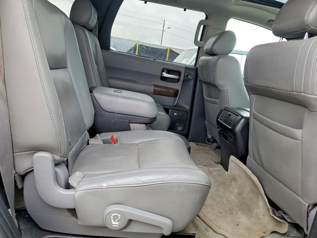 2010 TOYOTA Sequoia