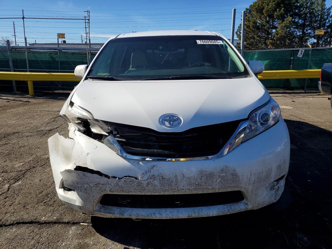 2011 TOYOTA SIENNA