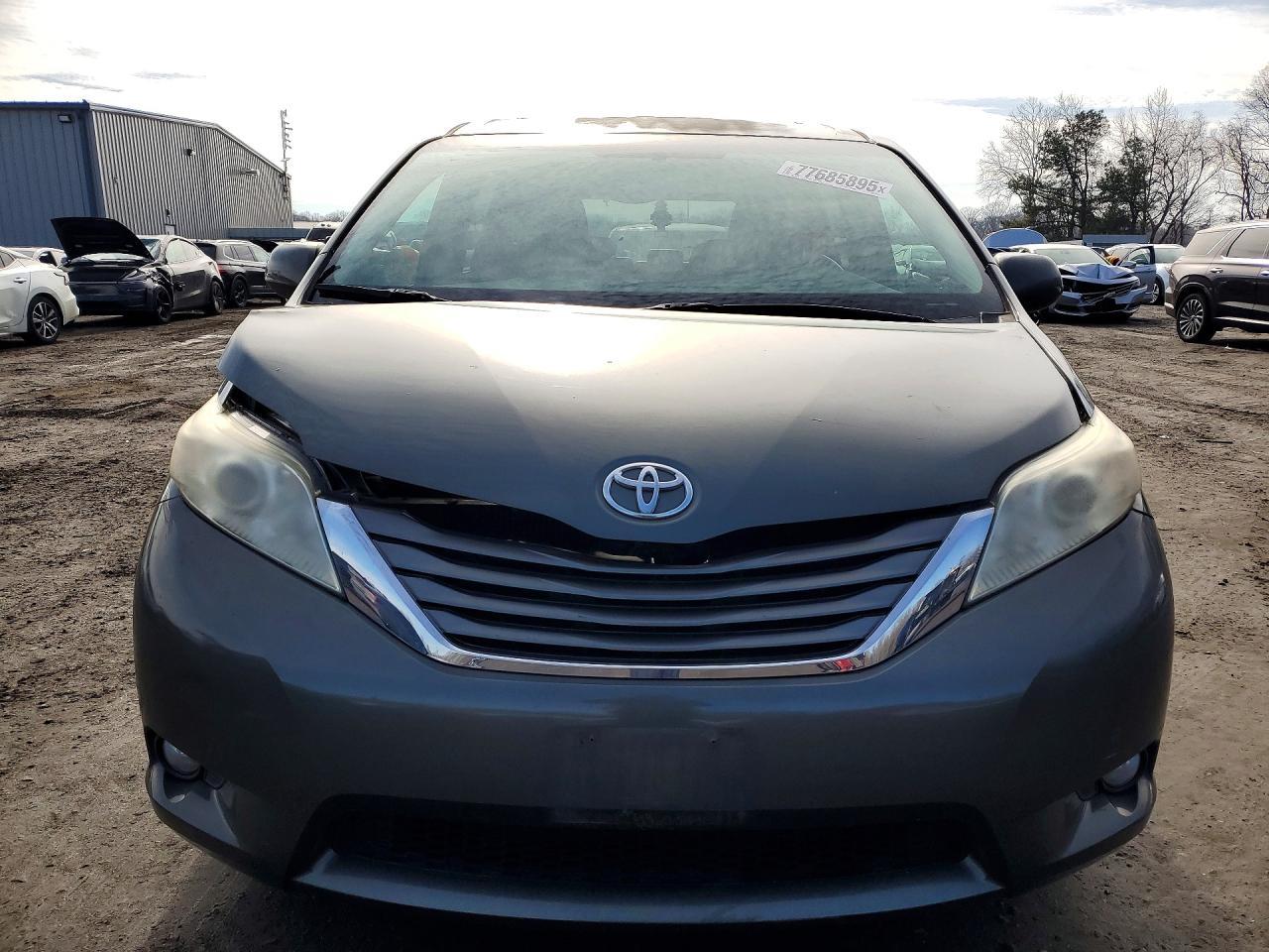 2012 TOYOTA SIENNA