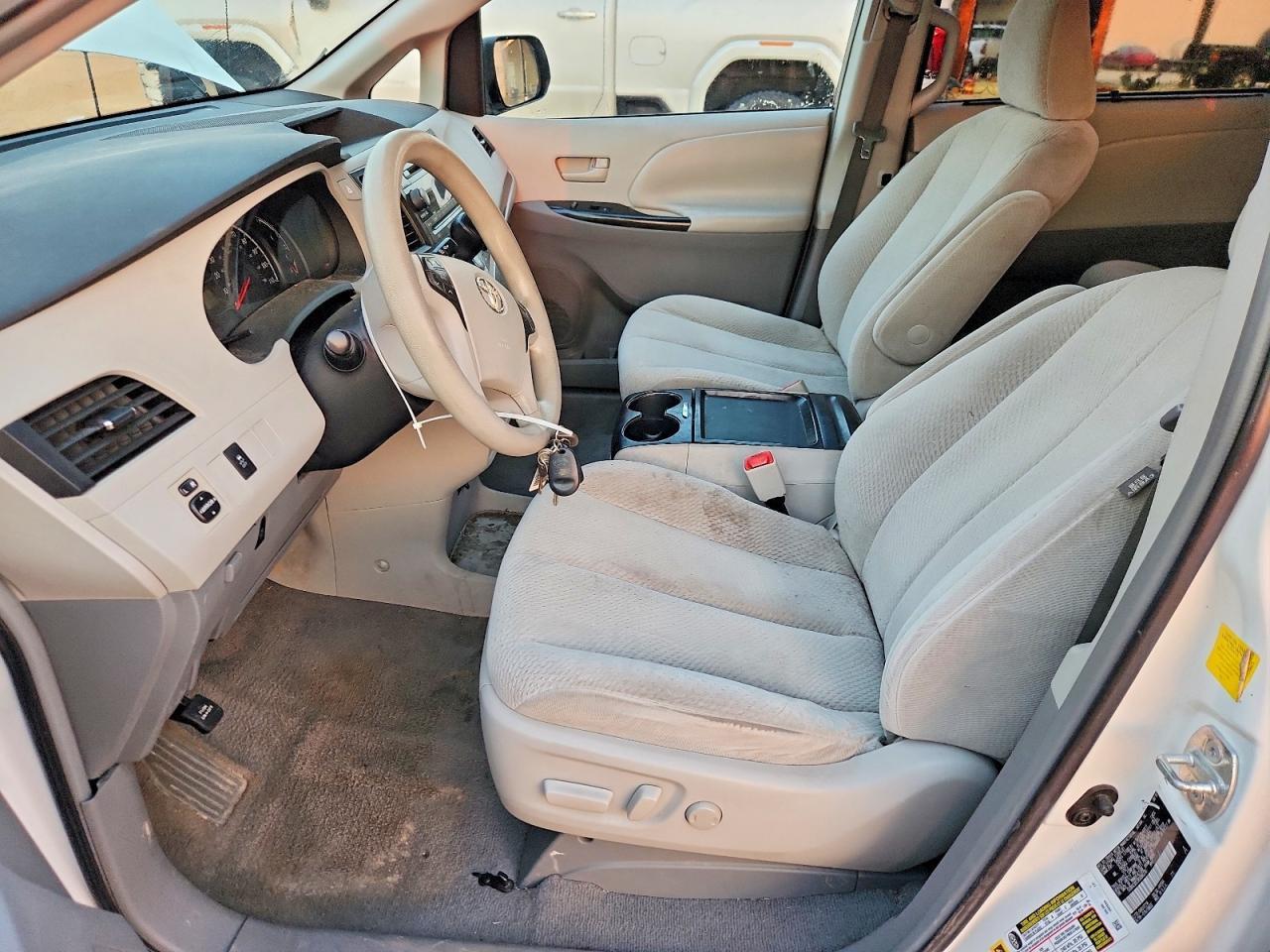 2011 TOYOTA SIENNA