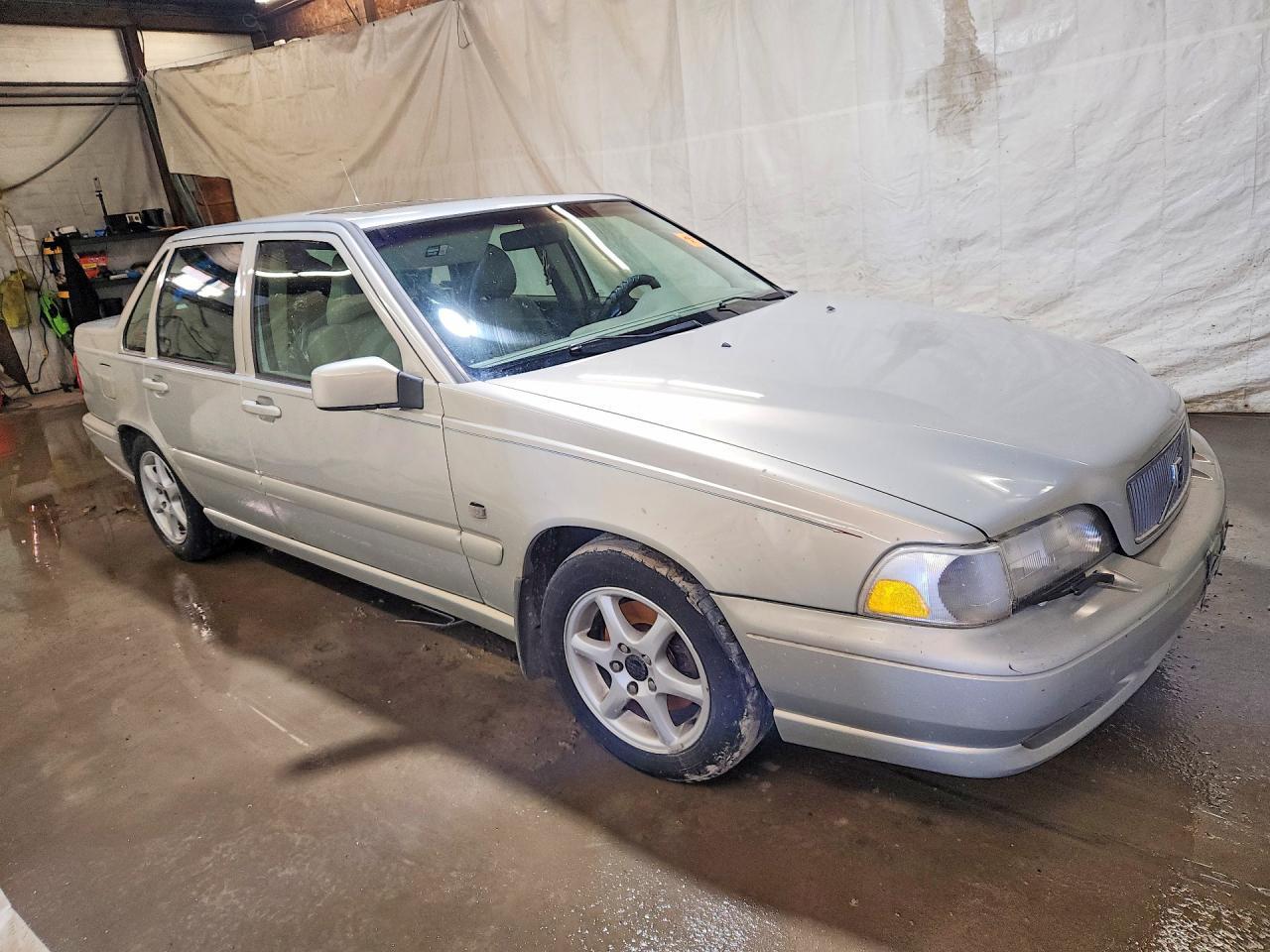 2000 VOLVO S70