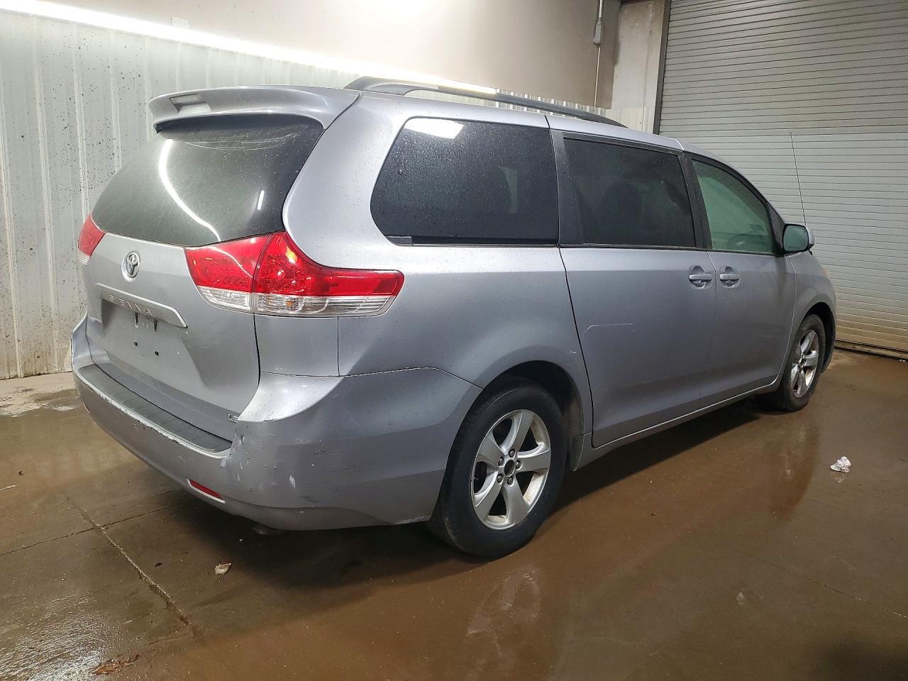 2012 TOYOTA SIENNA