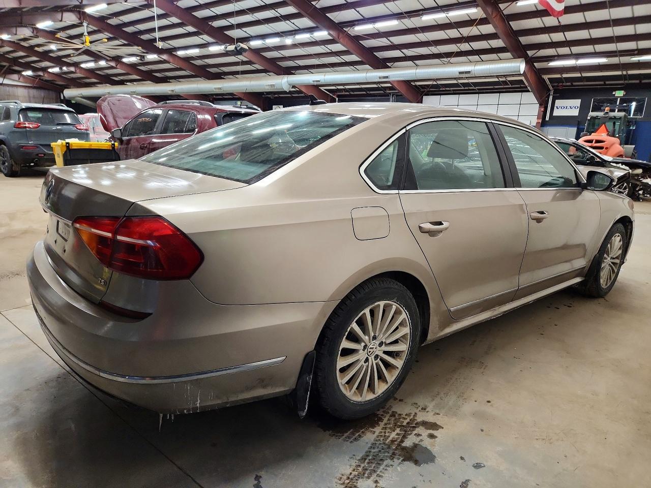 2016 VOLKSWAGEN Passat