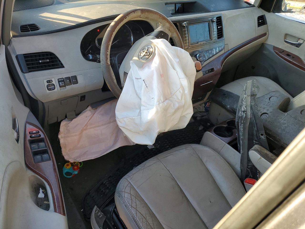 2012 TOYOTA SIENNA