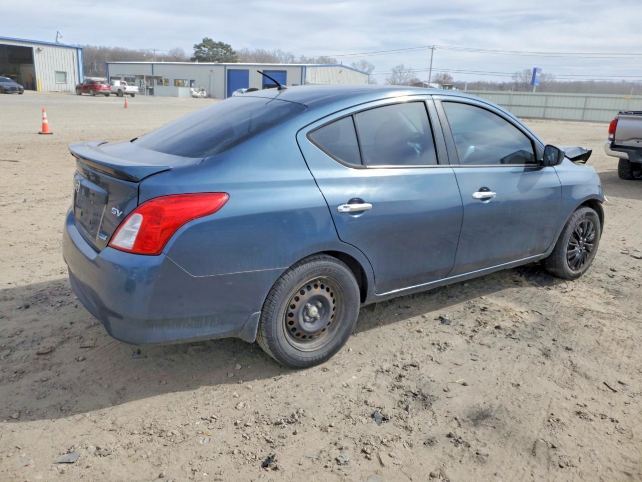 2015 NISSAN VERSA