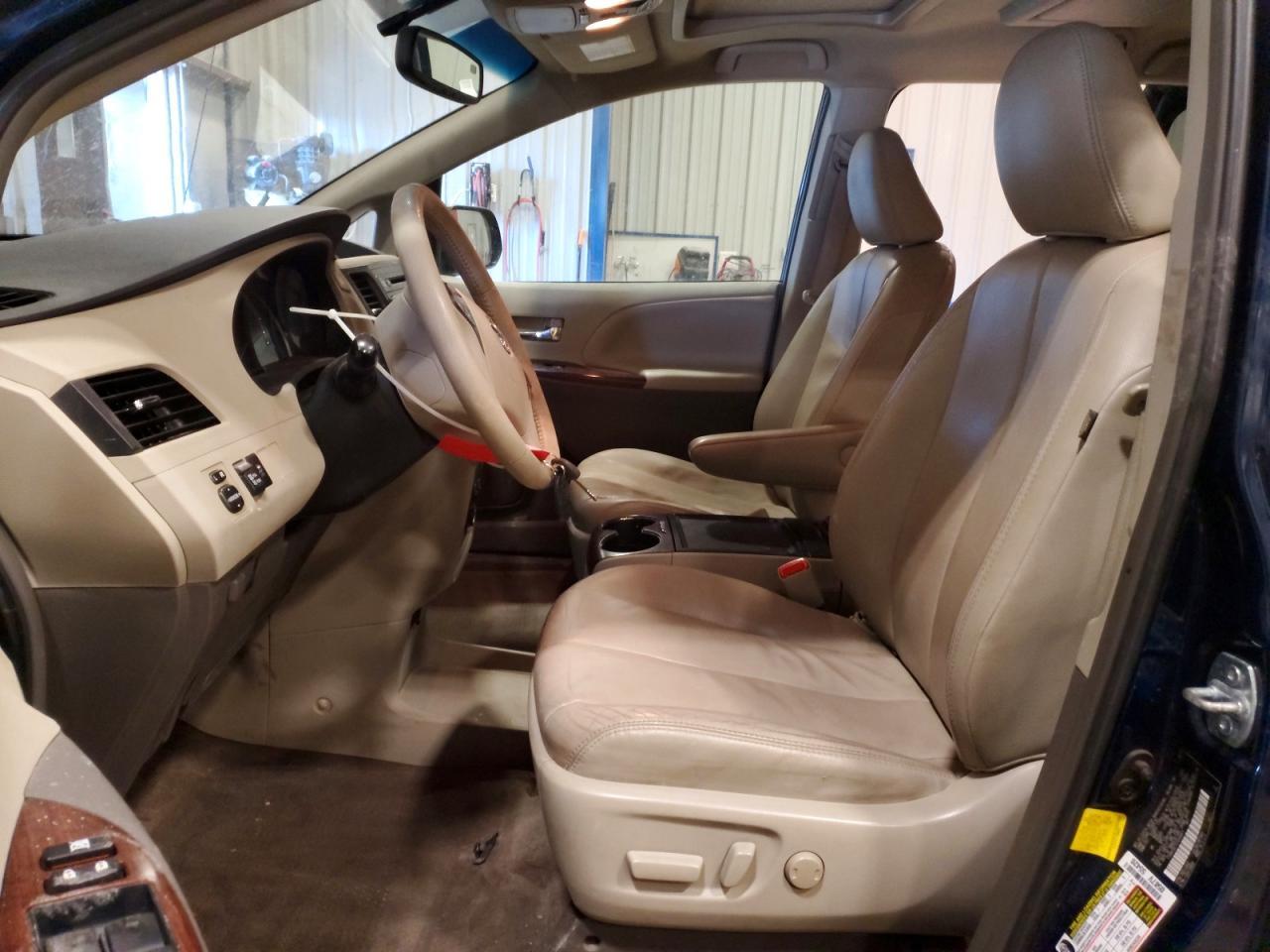 2012 TOYOTA SIENNA