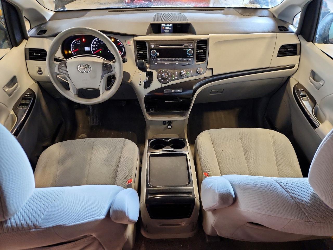 2011 TOYOTA SIENNA