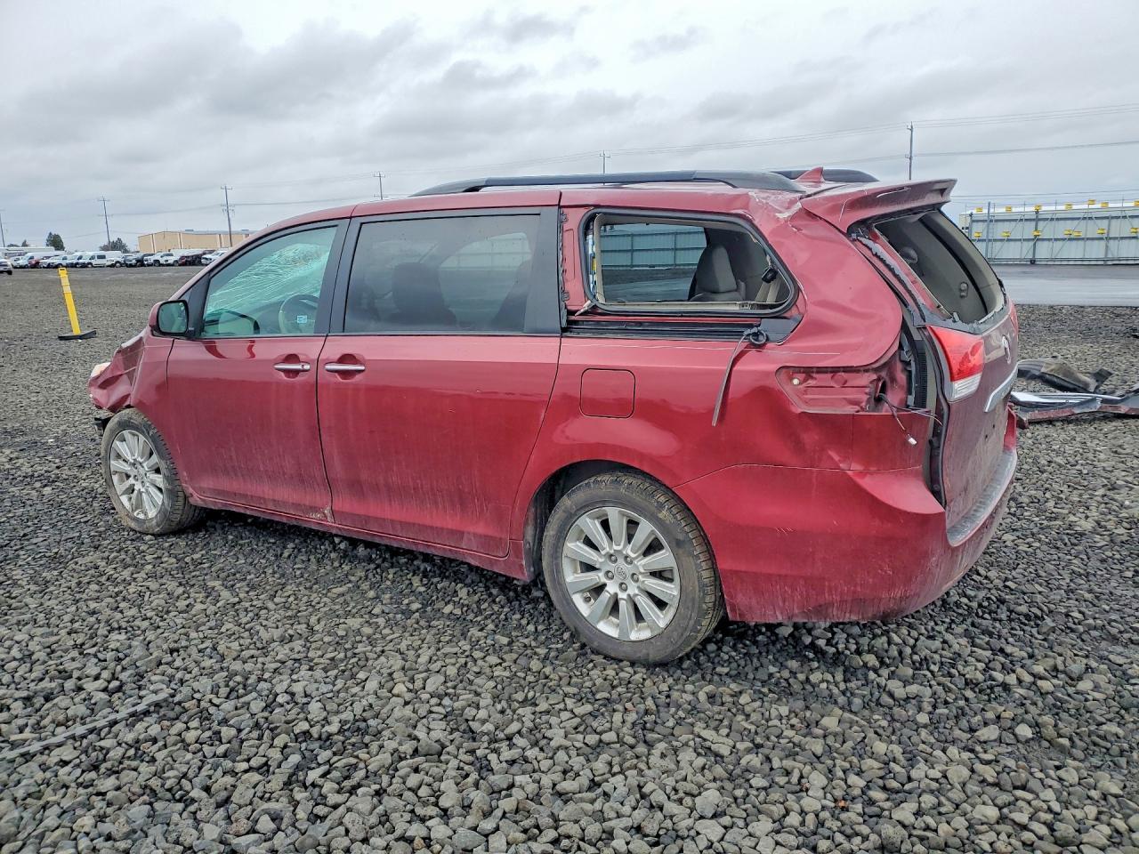 2011 TOYOTA SIENNA
