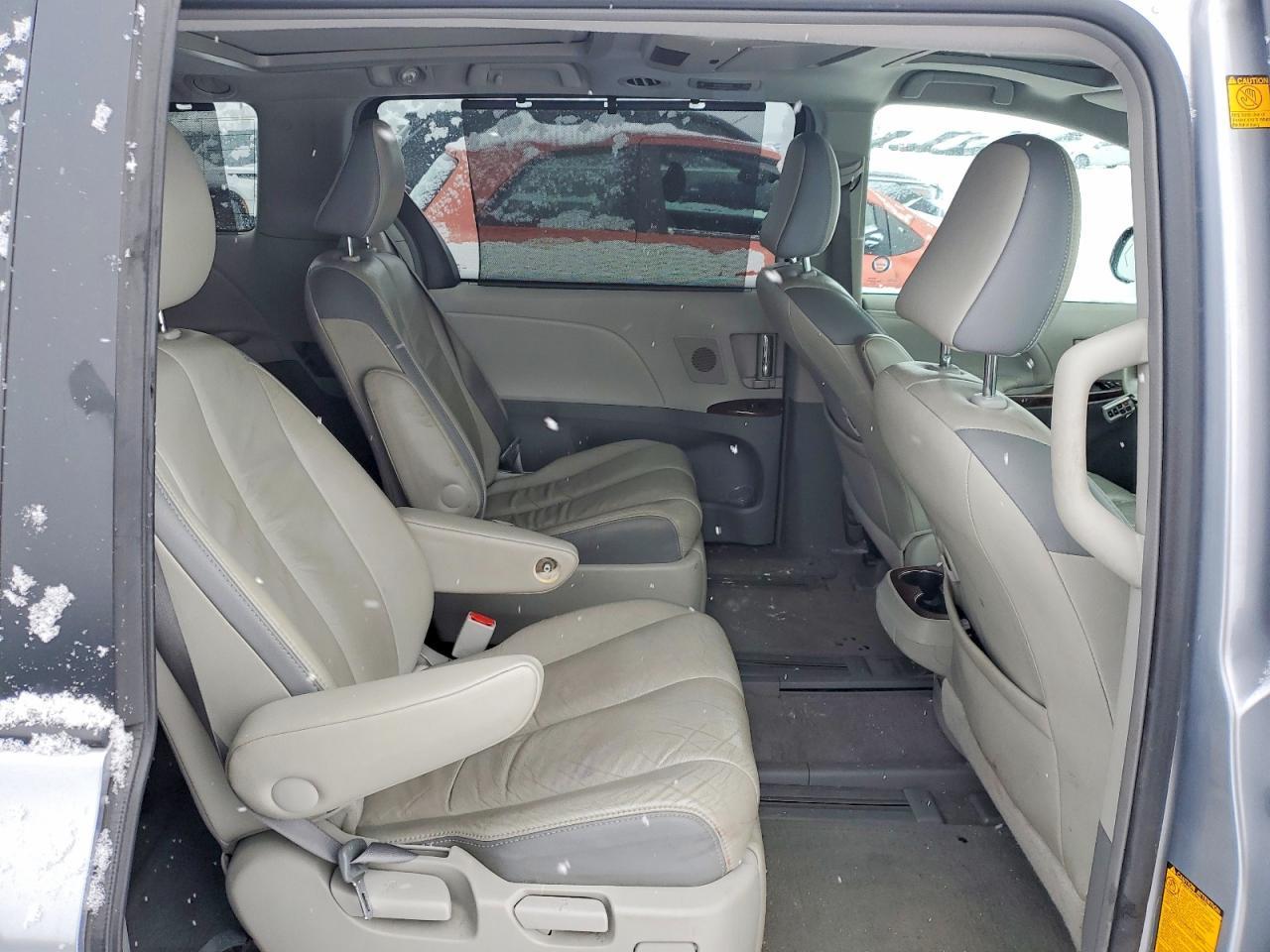 2011 TOYOTA SIENNA