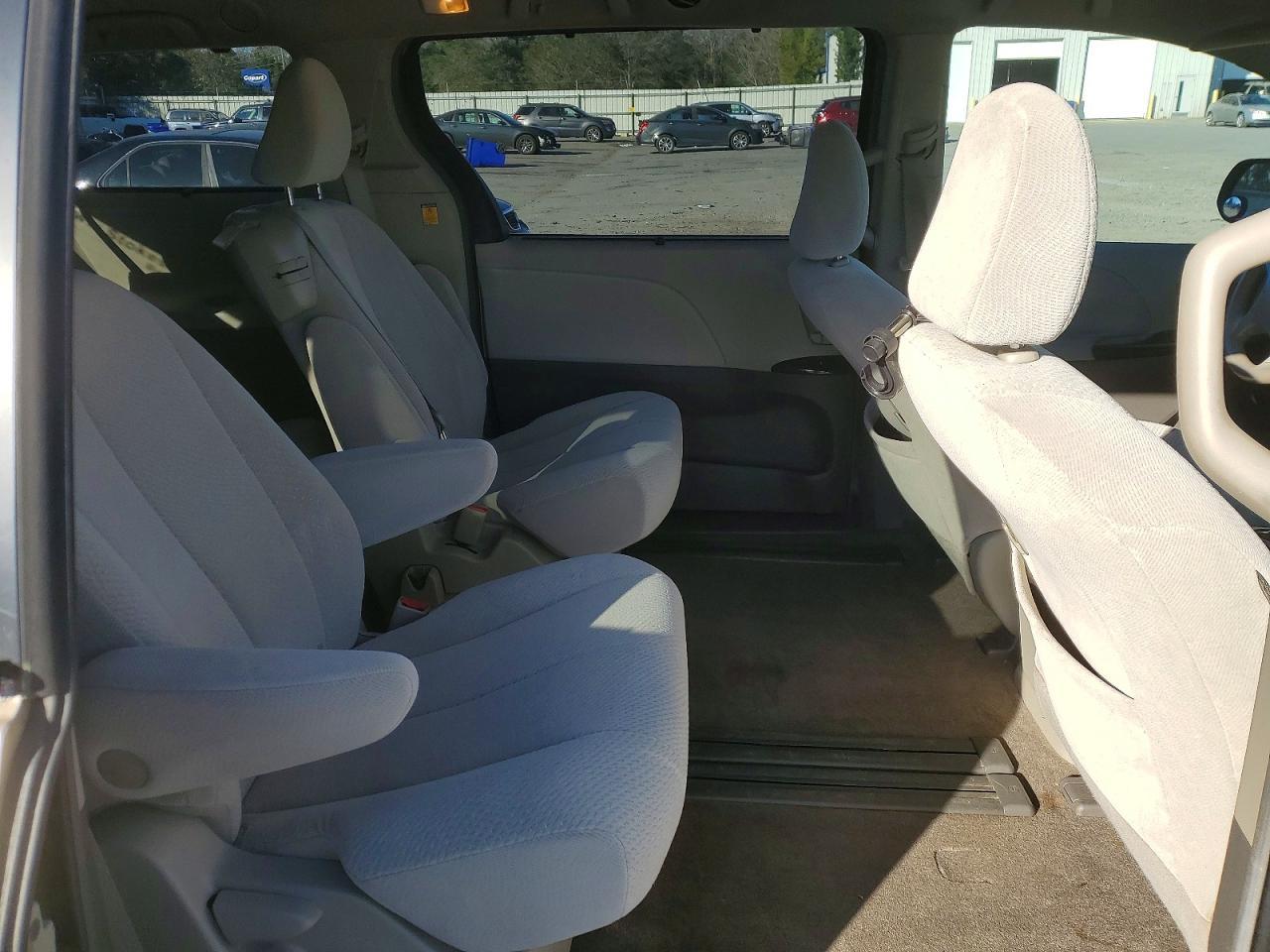 2011 TOYOTA SIENNA