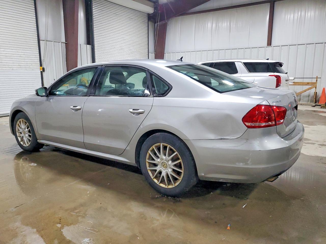 2013 VOLKSWAGEN Passat