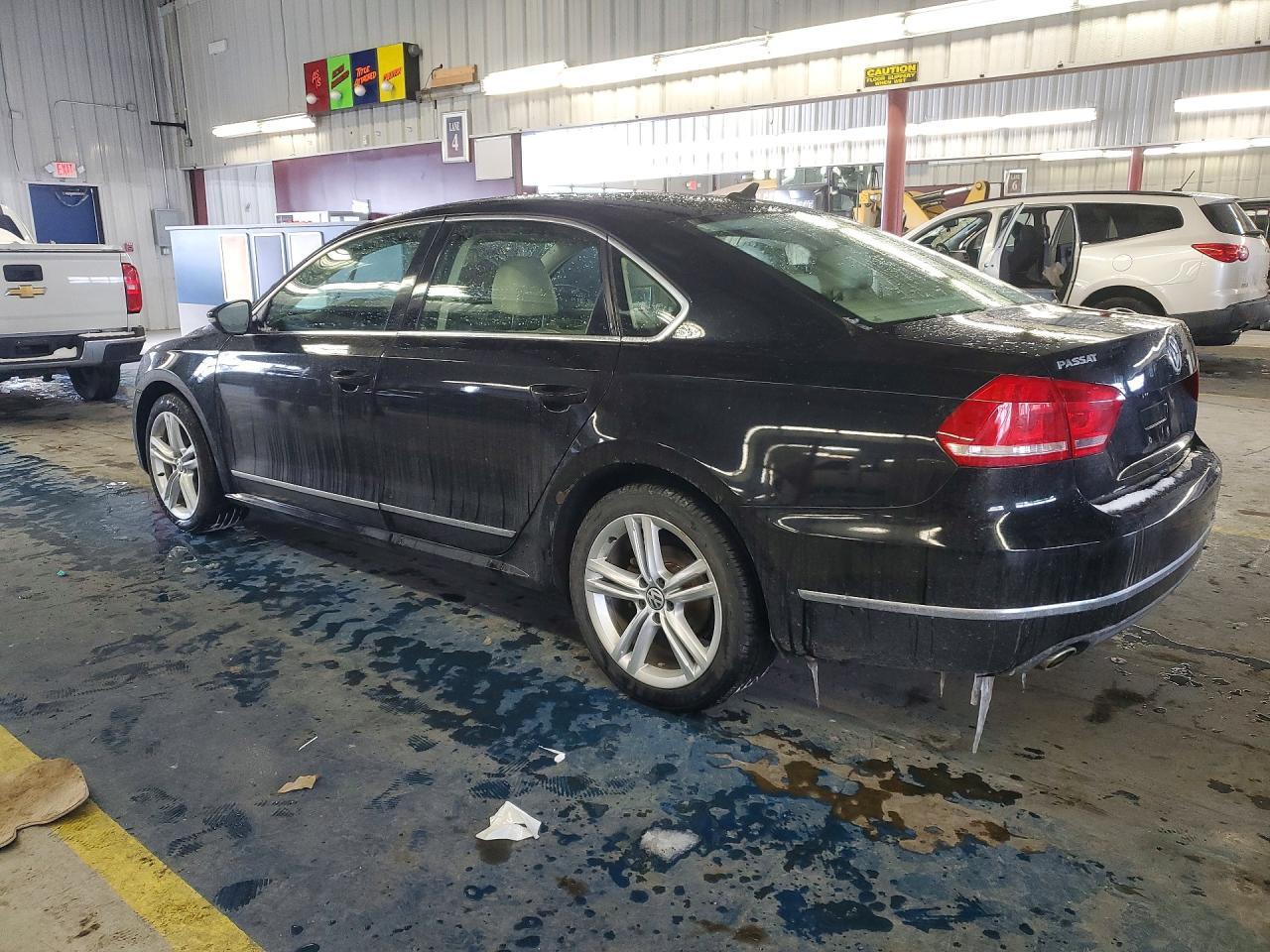 2012 VOLKSWAGEN Passat