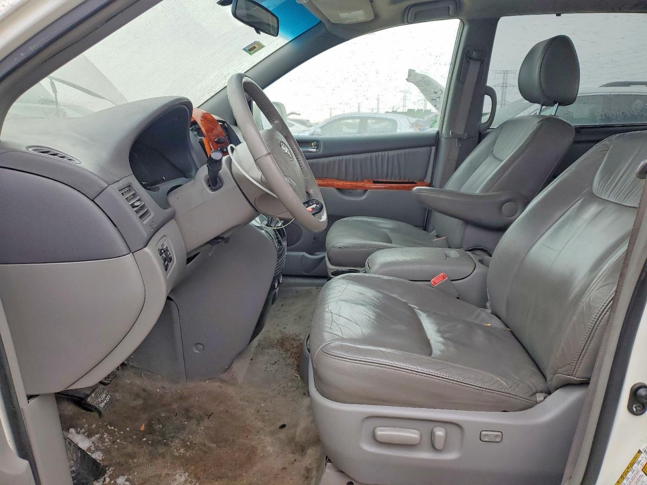 2010 TOYOTA SIENNA