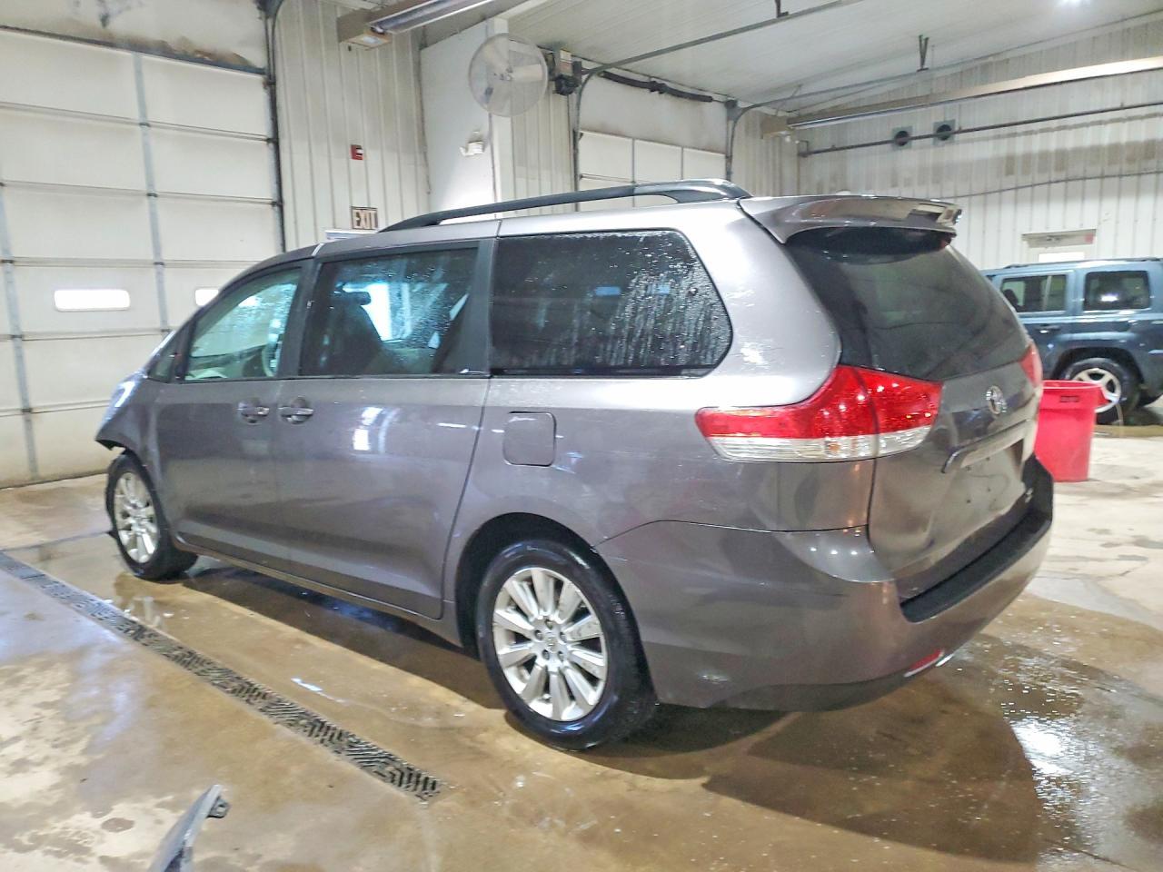 2011 TOYOTA SIENNA
