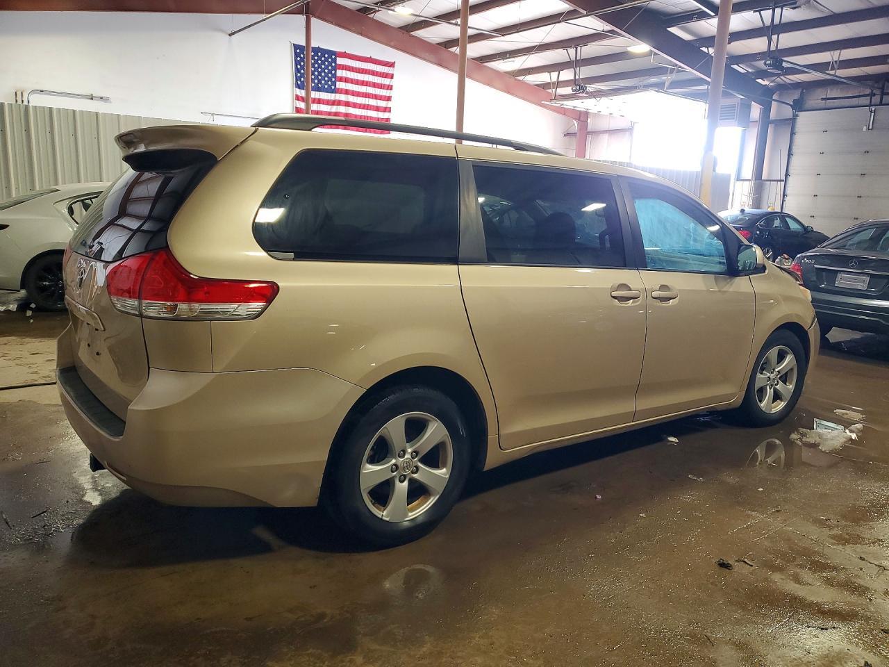 2011 TOYOTA SIENNA