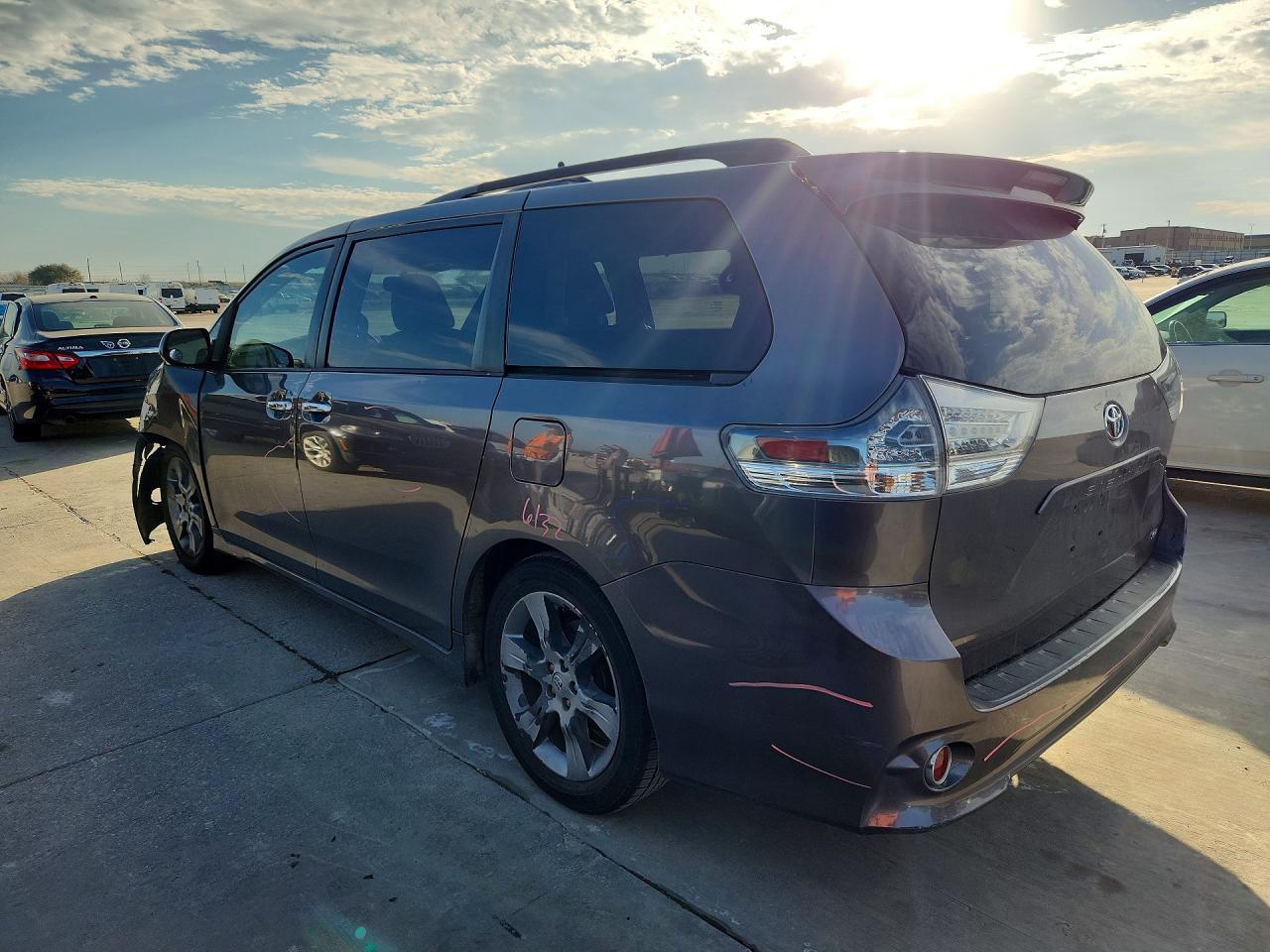 2014 TOYOTA SIENNA