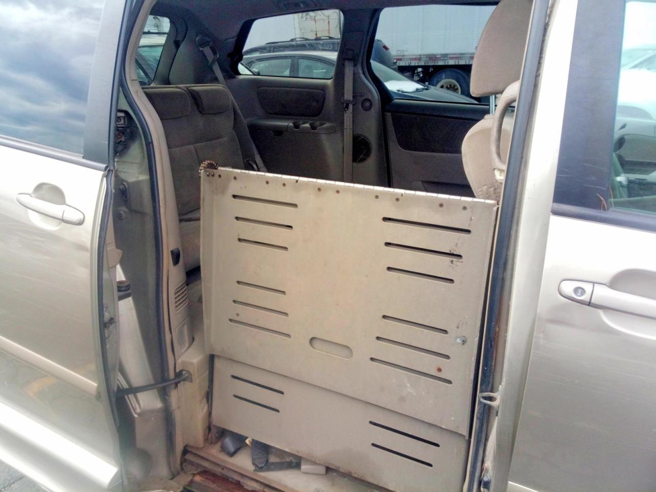 2010 TOYOTA SIENNA