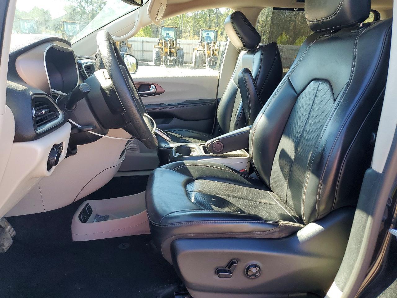 2020 CHRYSLER Voyager