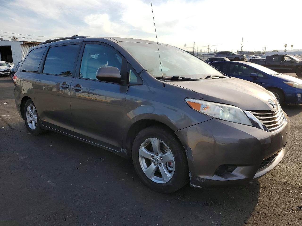 2013 TOYOTA SIENNA