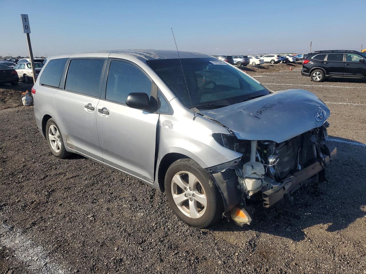 2013 TOYOTA SIENNA