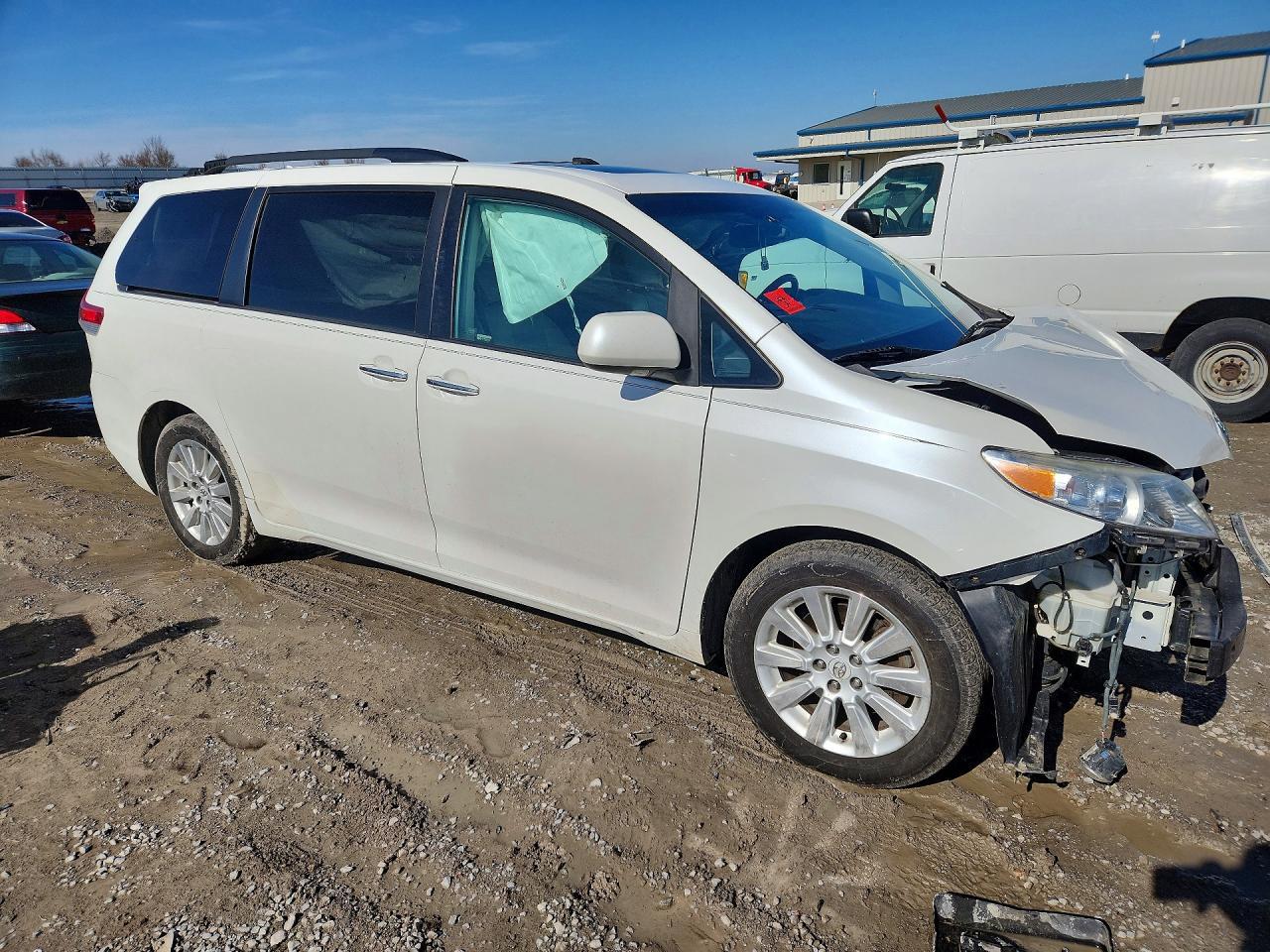 2011 TOYOTA SIENNA