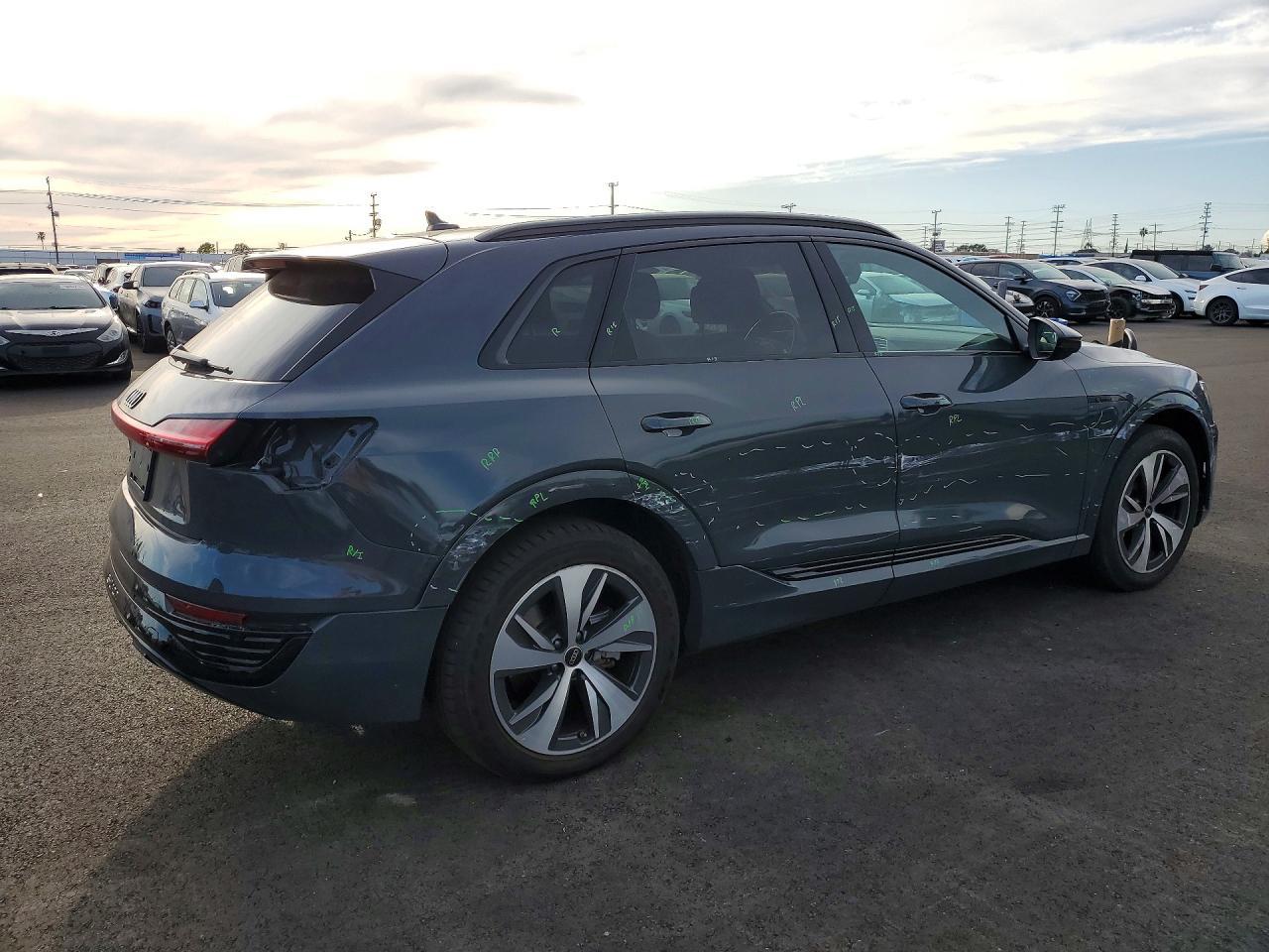 2024 AUDI Q8