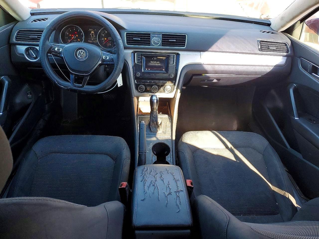 2016 VOLKSWAGEN Passat