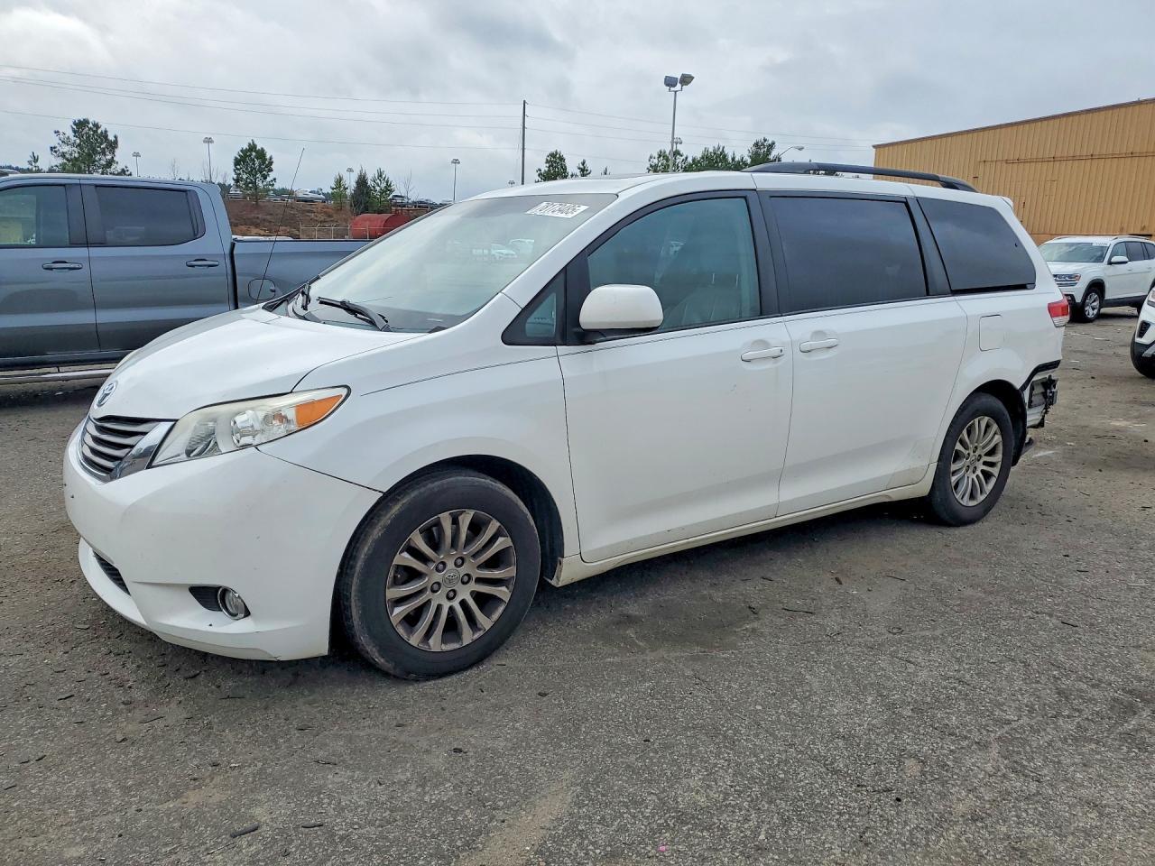 2014 TOYOTA SIENNA