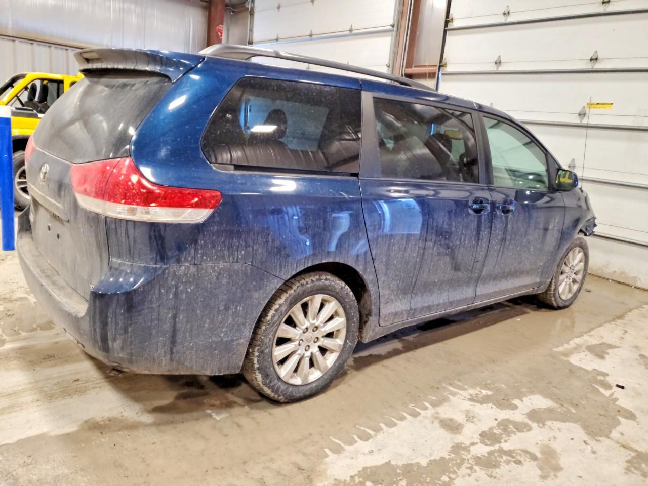 2012 TOYOTA SIENNA