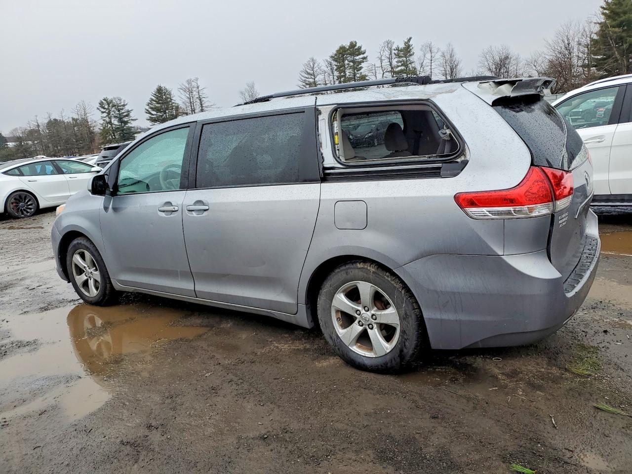 2013 TOYOTA SIENNA