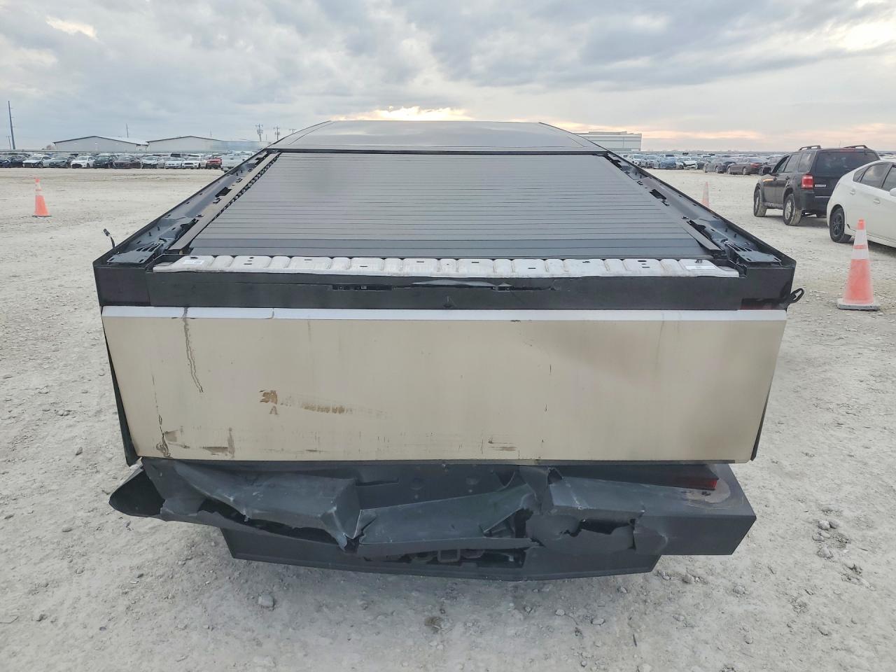 2025 TESLA Cybertruck