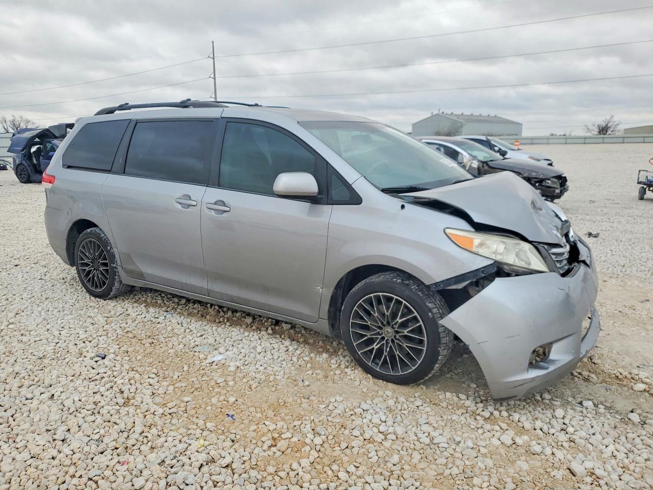 2012 TOYOTA SIENNA