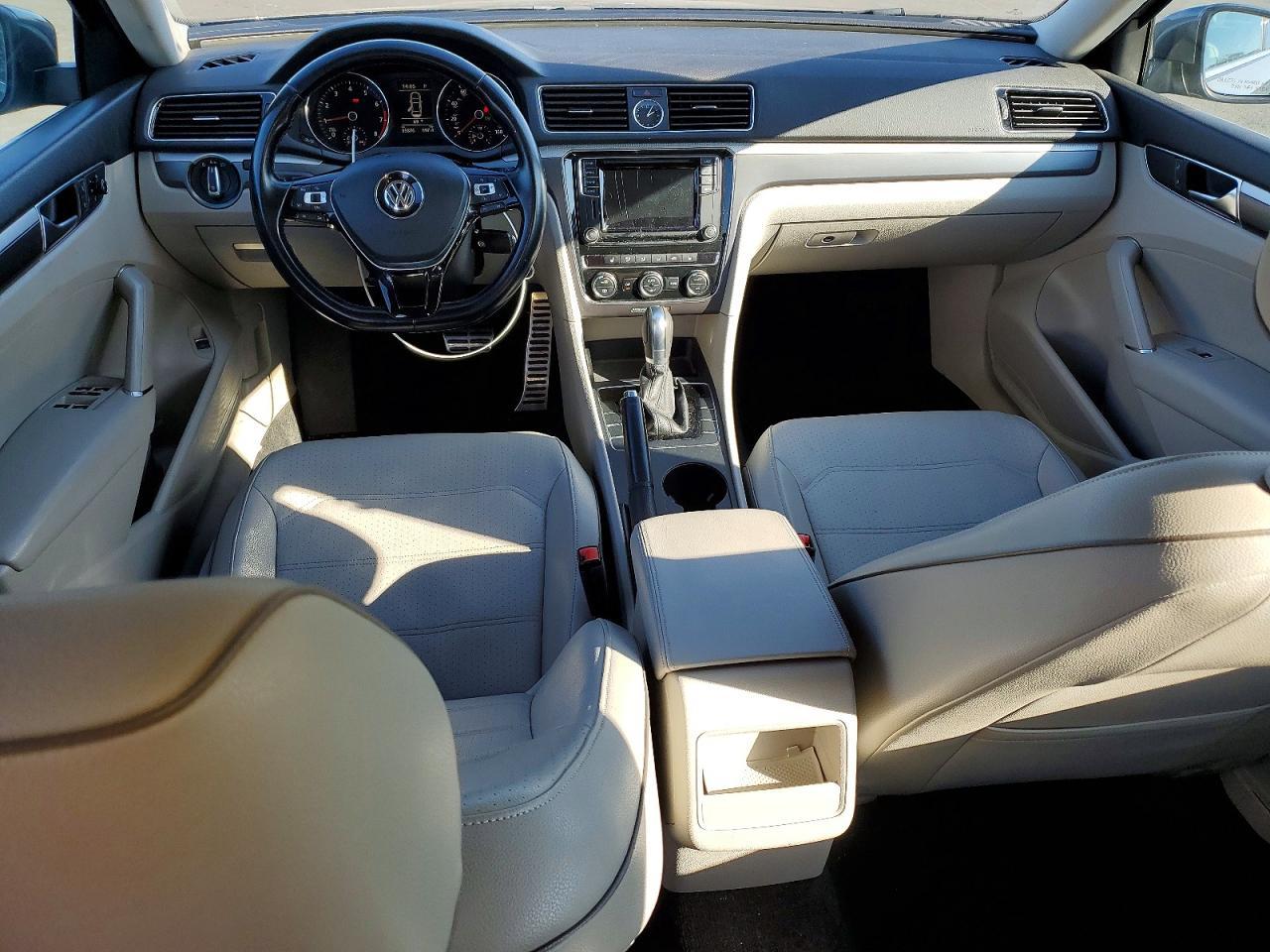2017 VOLKSWAGEN Passat