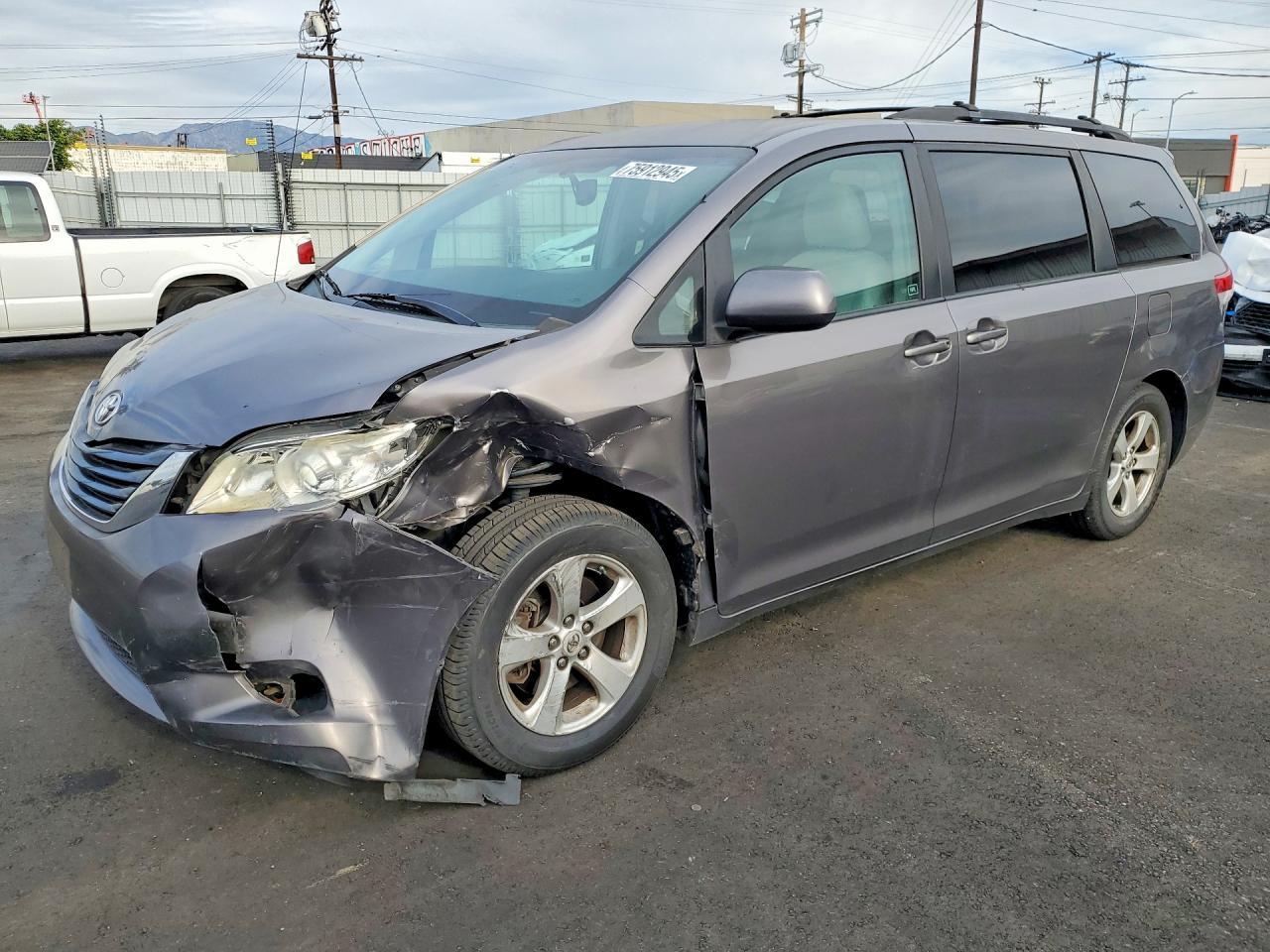 2011 TOYOTA SIENNA
